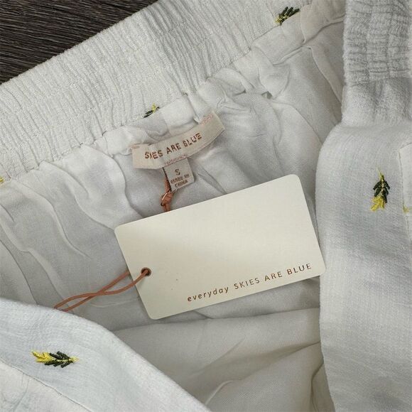 Skies Are Blue Women's White Embroidered Shorts Size S Casual Summer - Picture 3 of 4